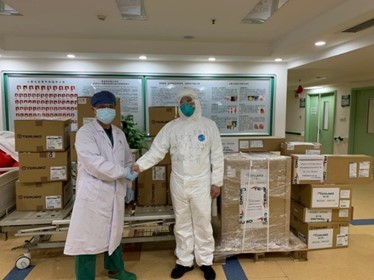 泰尔茂武汉分公司的负责人将捐赠物资送抵医院